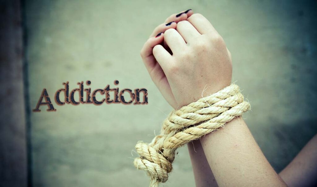 Mains liées par une corde pour représenter l'addiction dues aux drogues