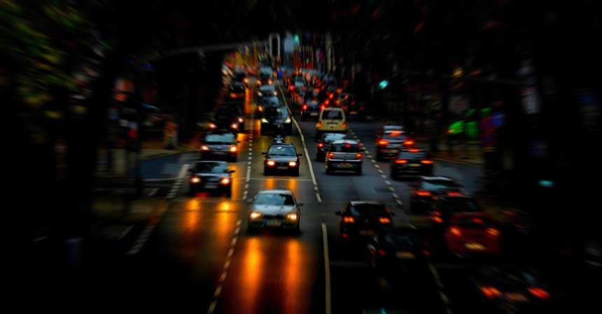 trafic automobile dans une ville à la tombée de la nuit avec vue troublée pour illustrer la conduite après avoir consommé du CBD ou du THC